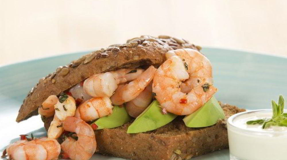 Как приготовить сэндвич с креветками и авокадо