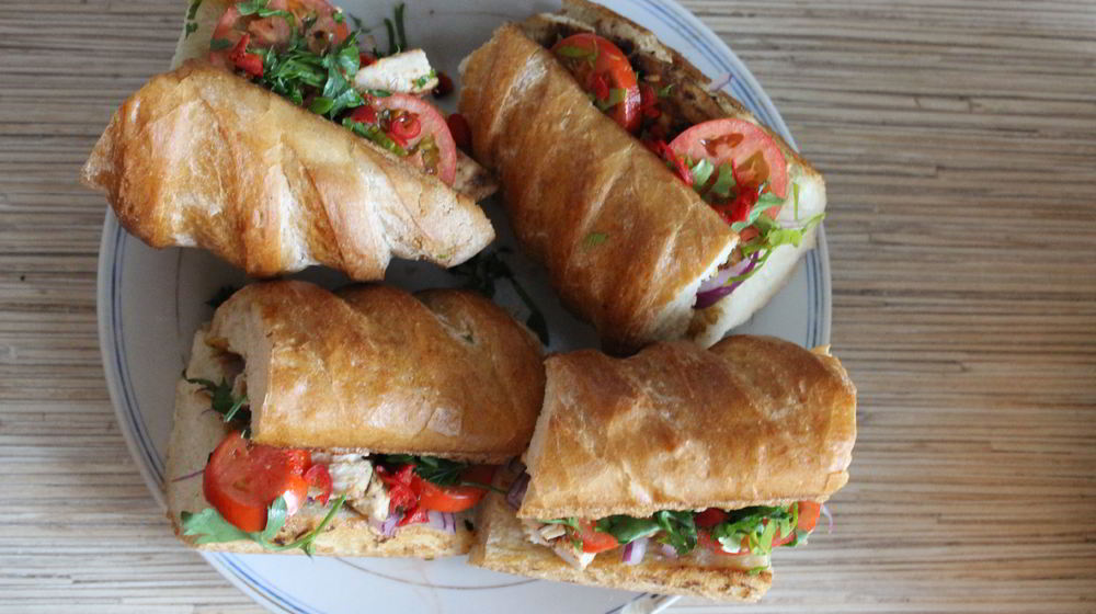 Как приготовить сэндвич с курицей, помидорами и красным луком