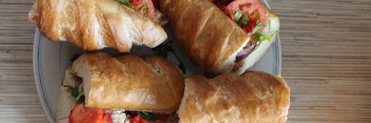 Рецепт Сэндвича с курицей, помидорами и красным луком