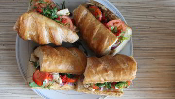 Рецепт Сэндвича с курицей, помидорами и красным луком