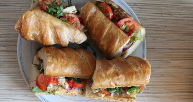 Рецепт Сэндвича с курицей, помидорами и красным луком