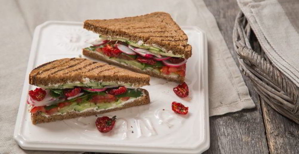 Рецепт горячий сэндвич с курицей, сыром и помидорами