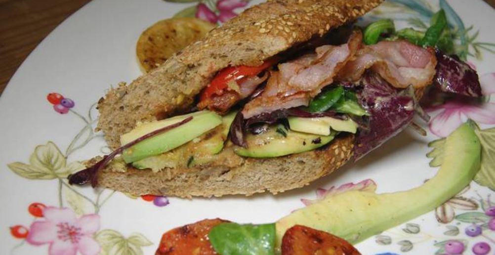 Рецепт клаба сэндвич с курицей, авокадо и люцерной