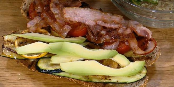 Рецепт сэндвича с цукини, помидорами и авокадо