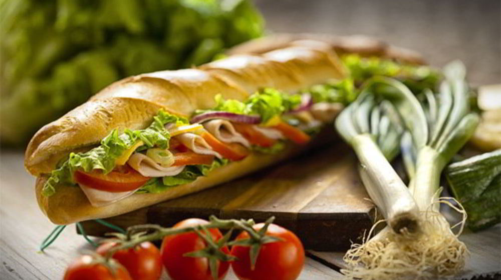 Как приготовить сэндвич с ветчиной, сыром и помидорами