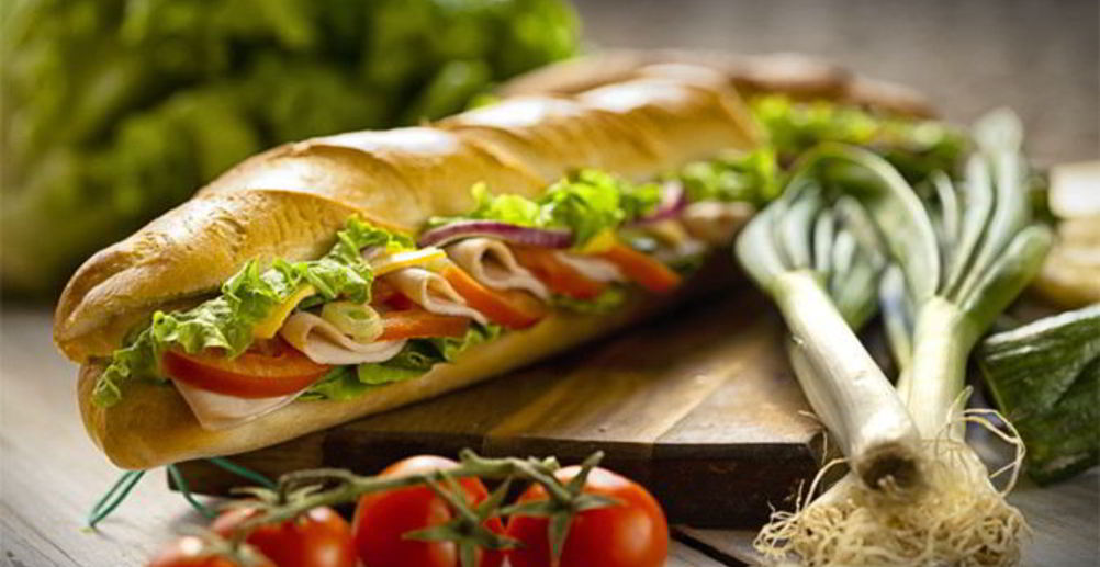 Рецепт сэндвич с жареными помидорами, беконом и горчичным соусом