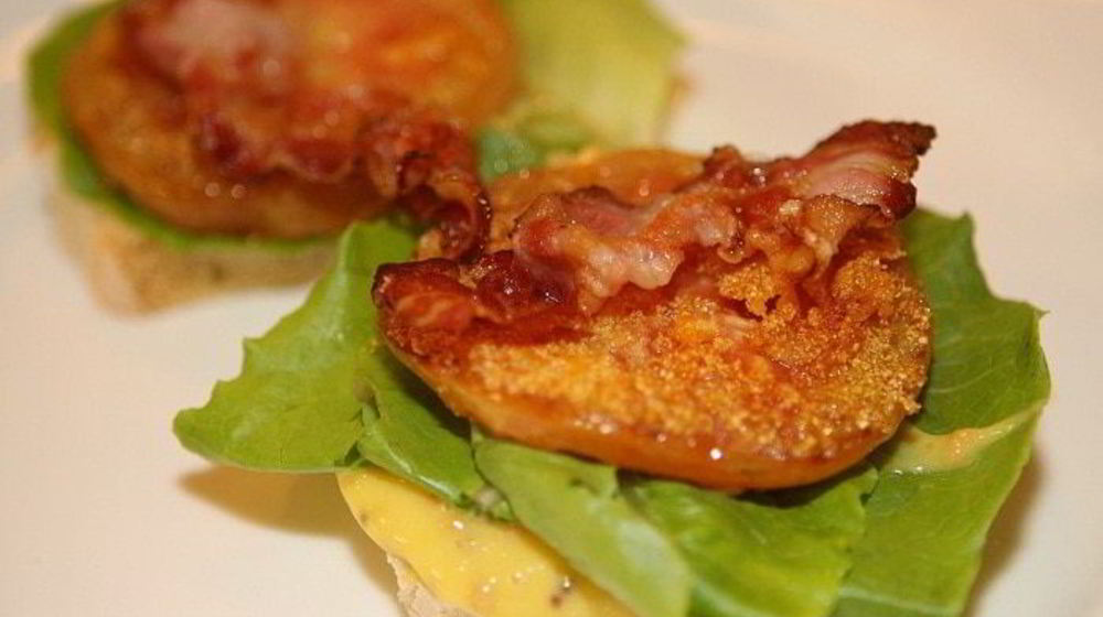 Как приготовить сэндвич с жареными помидорами, беконом и горчичным соусом