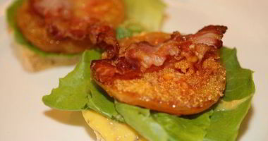 Рецепт Сэндвича с жареными помидорами, беконом и горчичным соусом