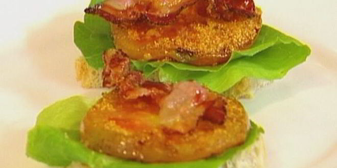 Рецепт сэндвича с жареными помидорами, беконом и горчичным соусом