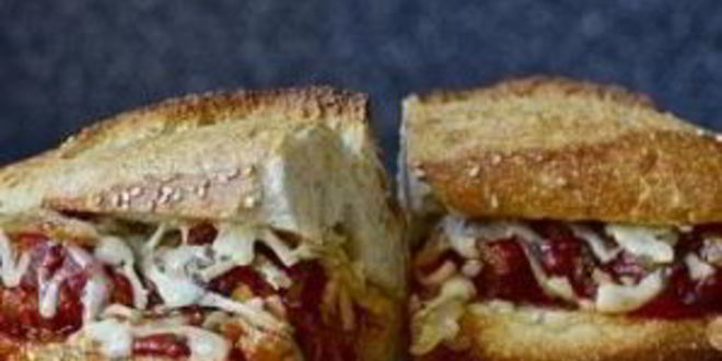 Рецепт сэндвичей с фрикадельками, сыром и луком