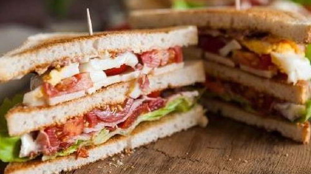 Как приготовить сытный мега-сэндвич