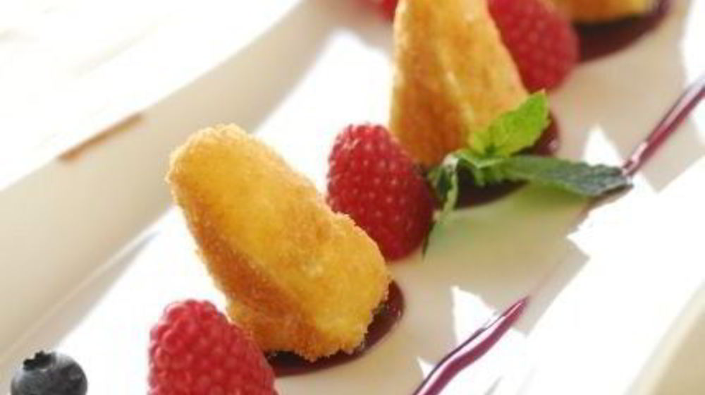 Как приготовить сыр камамбер в кляре с ягодным соусом