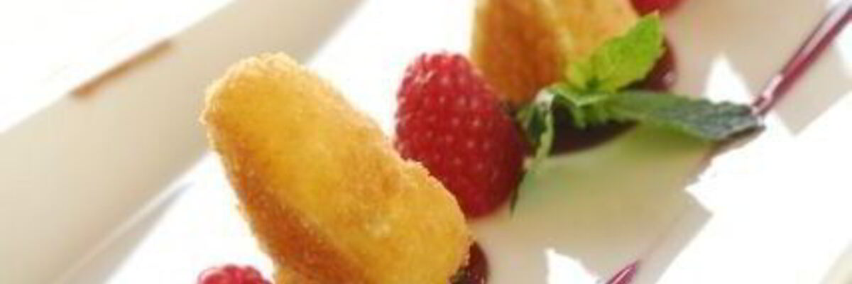 Рецепт Сыра камамбер в кляре с ягодным соусом