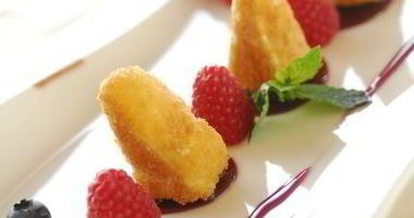 Рецепт Сыра камамбер в кляре с ягодным соусом