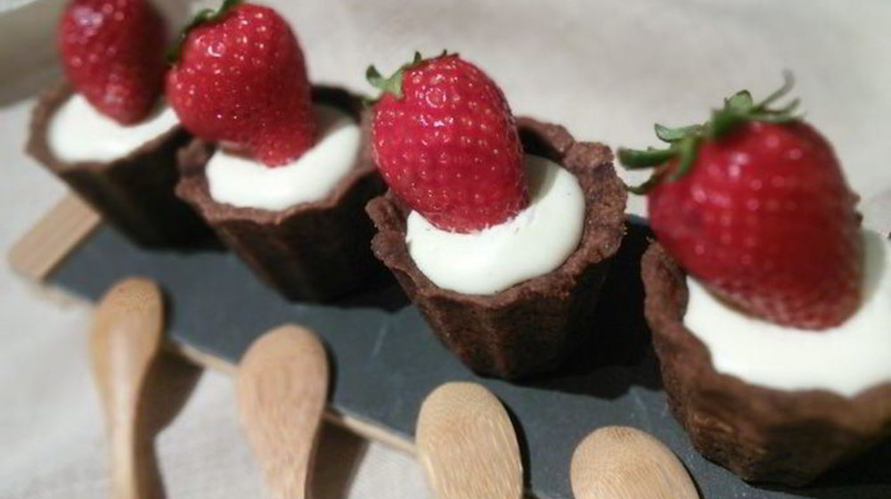 Как приготовить шоколадные тарталетки с панна коттой и клубникой