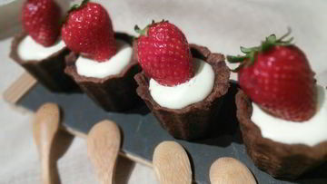 Рецепт Шоколадных тарталеток с панна коттой и клубникой