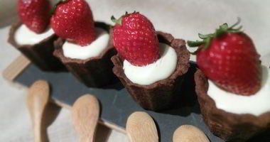 Рецепт Шоколадных тарталеток с панна коттой и клубникой