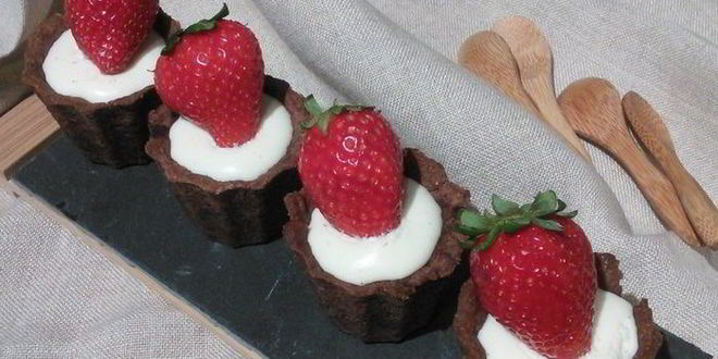 Рецепт шоколадных тарталеток с панна коттой и клубникой