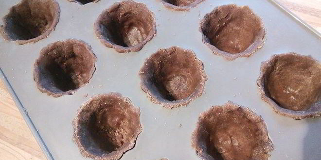 Рецепт шоколадных тарталеток с панна коттой и клубникой