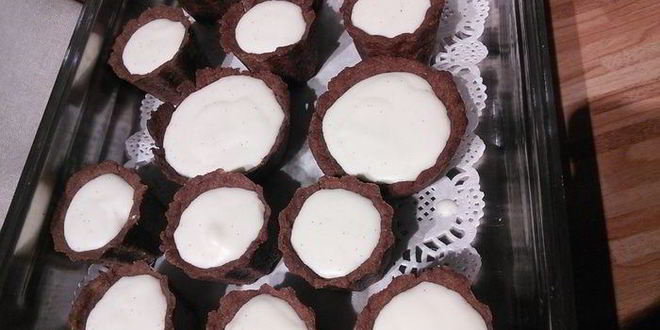 Рецепт шоколадных тарталеток с панна коттой и клубникой