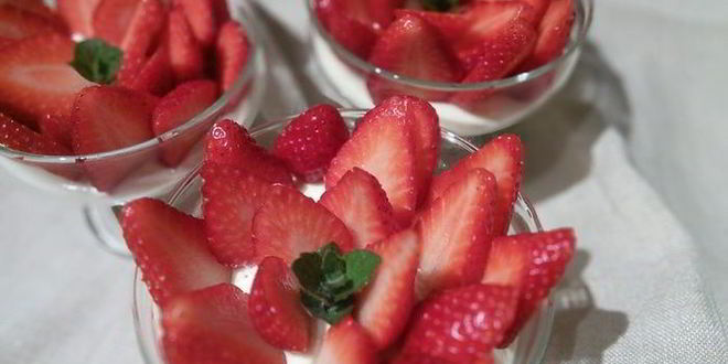 Рецепт шоколадных тарталеток с панна коттой и клубникой