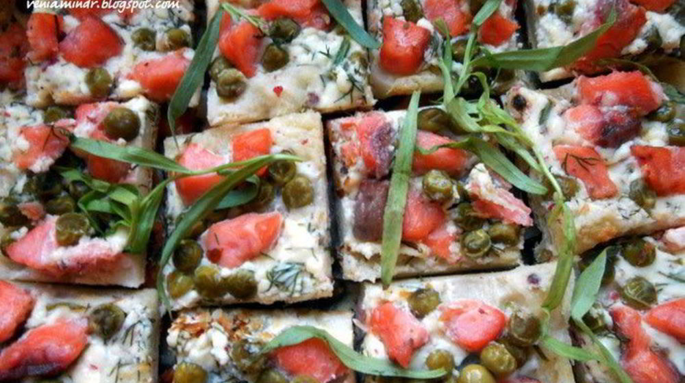 Как приготовить слоеные тарталетки с копченым лососем, маскарпоне и горошком