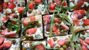 Рецепт Слоеных тарталеток с копченым лососем, маскарпоне и горошком