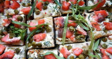 Рецепт Слоеных тарталеток с копченым лососем, маскарпоне и горошком