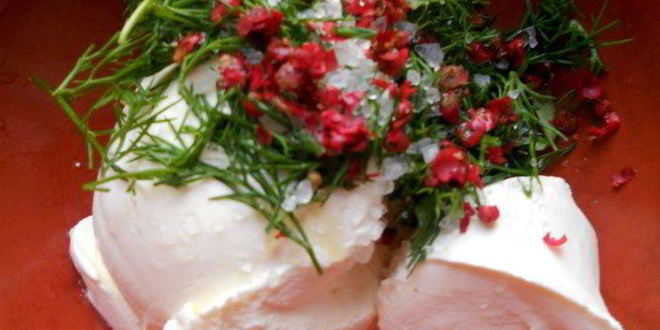 Рецепт слоеных тарталеток с копченым лососем, маскарпоне и горошком