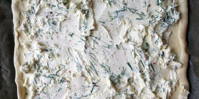 Рецепт слоеных тарталеток с копченым лососем, маскарпоне и горошком