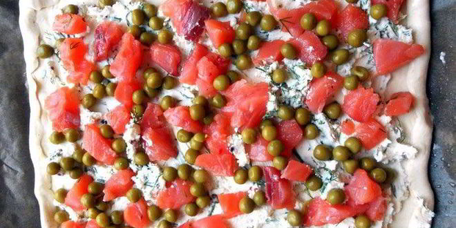 Рецепт слоеных тарталеток с копченым лососем, маскарпоне и горошком