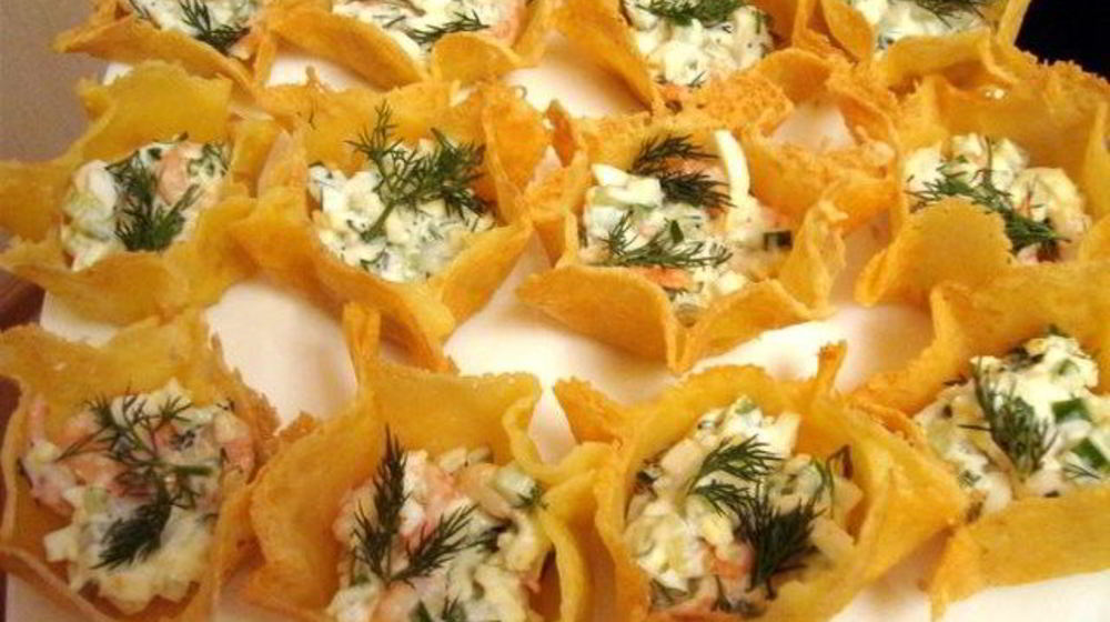 Как приготовить сырные тарталетки с салатом из креветок