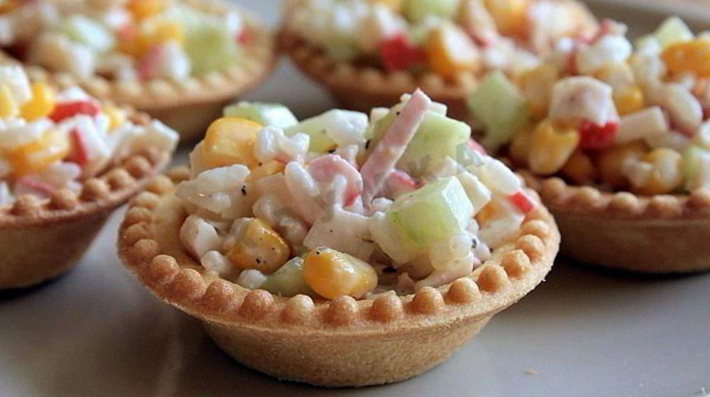 Как приготовить тарталетки с крабовыми палочками кукурузой и огурцом