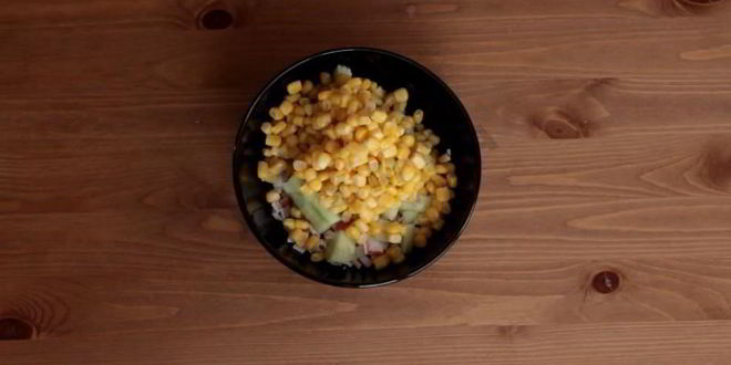 Рецепт тарталеток с крабовыми палочками кукурузой и огурцом