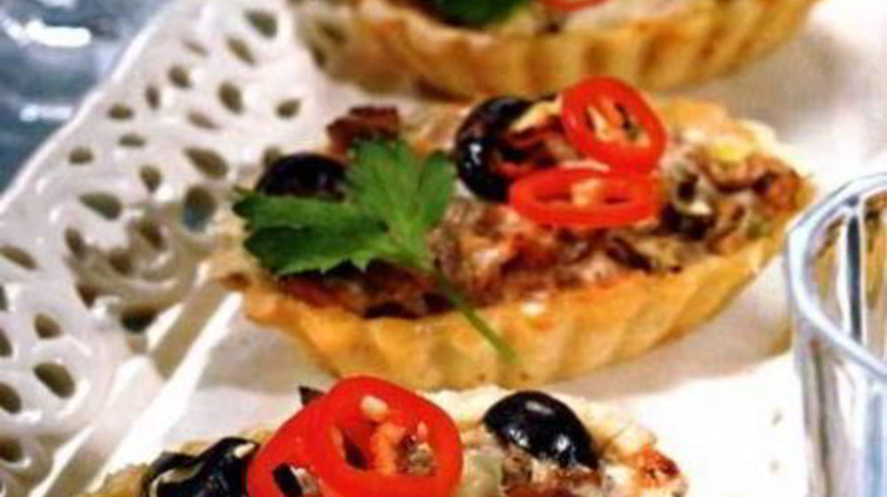 Как приготовить тарталетки с тунцом, сыром и маслинами