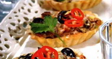 Рецепт Тарталеток с тунцом, сыром и маслинами