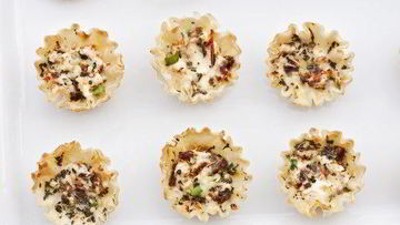 Рецепт Корзиночек из слоеного теста с беконом Тарт фламбе