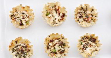 Рецепт Корзиночек из слоеного теста с беконом Тарт фламбе