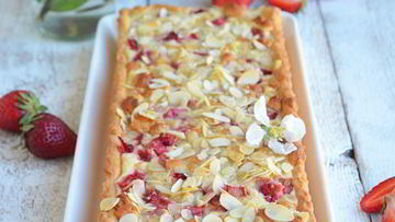 Рецепт Ревенно-клубничного тарт с марципаном