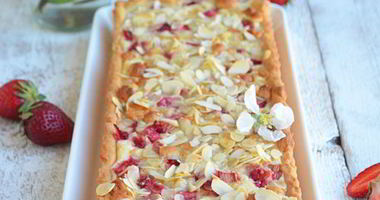 Рецепт Ревенно-клубничного тарт с марципаном