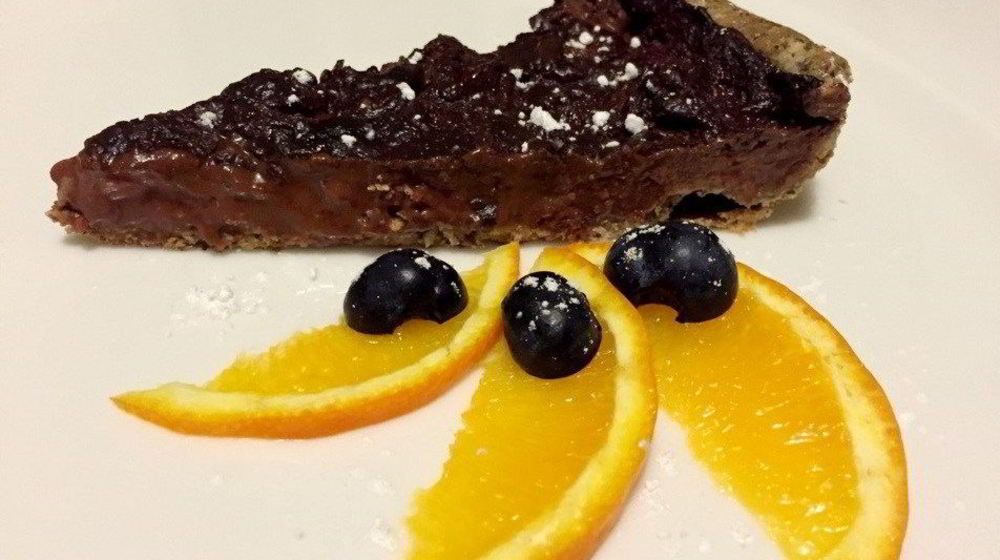 Как приготовить шоколадный тарт с клубникой на песочном тесте из гречневой муки