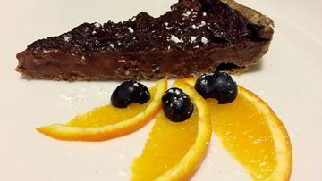 Рецепт Шоколадного тарта с клубникой на песочном тесте из гречневой муки