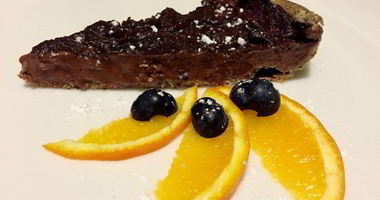 Рецепт Шоколадного тарта с клубникой на песочном тесте из гречневой муки