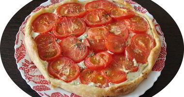 Рецепт Тарта из слоеного теста с творогом и томатами