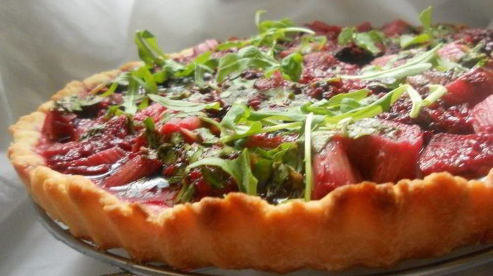 Как приготовить тарт с ежевикой, ревенем и руколой