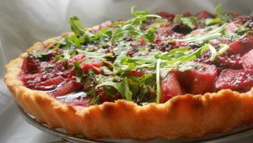 Рецепт Тарта с ежевикой, ревенем и руколой