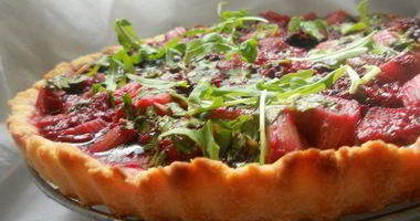 Рецепт Тарта с ежевикой, ревенем и руколой