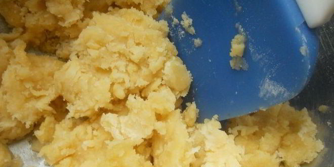 Рецепт тарта с ежевикой, ревенем и руколой