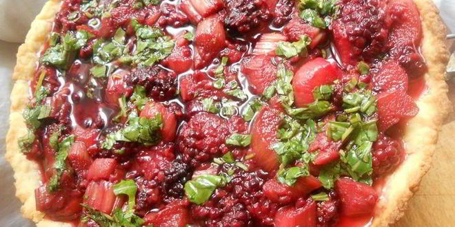 Рецепт тарта с ежевикой, ревенем и руколой