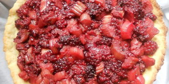 Рецепт тарта с ежевикой, ревенем и руколой